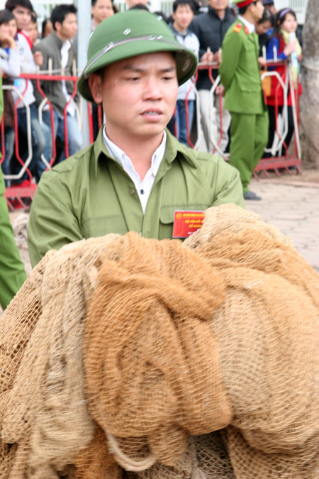 Đem thêm lưới để tiến hành lai dắt Rùa Ảnh: X.T