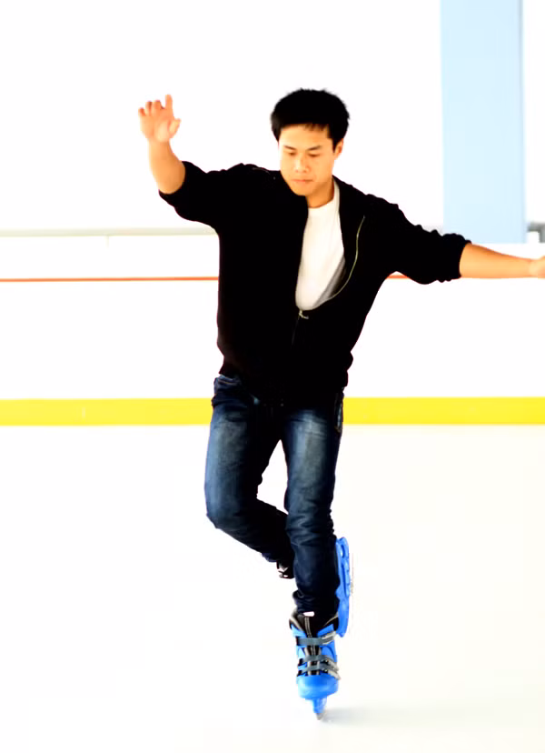 Thực hiện động tác trượt một chân. Thực hiện động tác trượt một chân