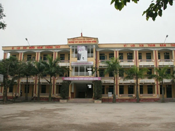 Trường THPT Đông Quan (Thái Bình) nơi có nữ sinh nhảy qua lan can tự tử trong giờ học ngày 7-1. Ảnh: VTC