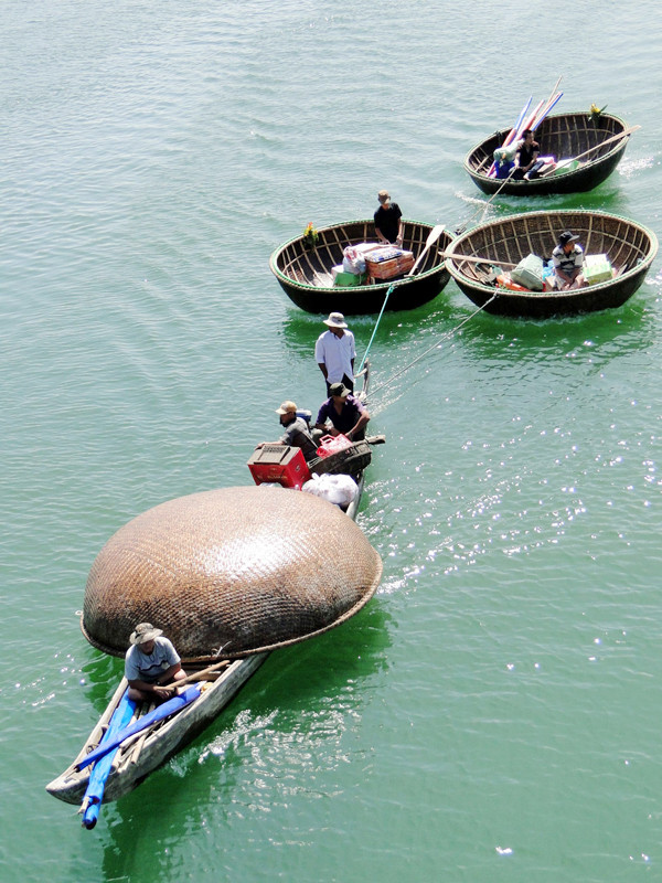 Chở thúng xuống thuyền câu mực Ảnh: Hải Anh