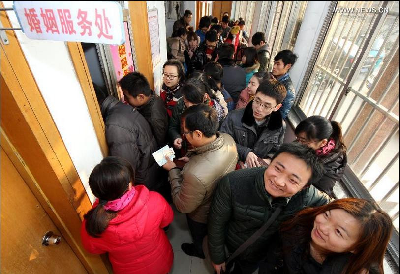 Các đôi nam nữ ở tỉnh Sơn Đông, Trung Quốc đang đứng chờ đến lượt vào đăng ký kết hôn trong ngày hôm nay