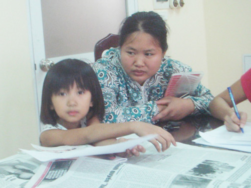 Cháu Hạnh bên mẹ tại trụ sở đội CSGT số 7