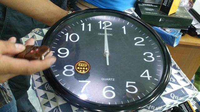 Một chiếc đồng hồ gắn camera theo dõi có điều khiển bằng tay từ xa. Một chiếc đồng hồ gắn camera theo dõi có điều khiển bằng tay từ xa