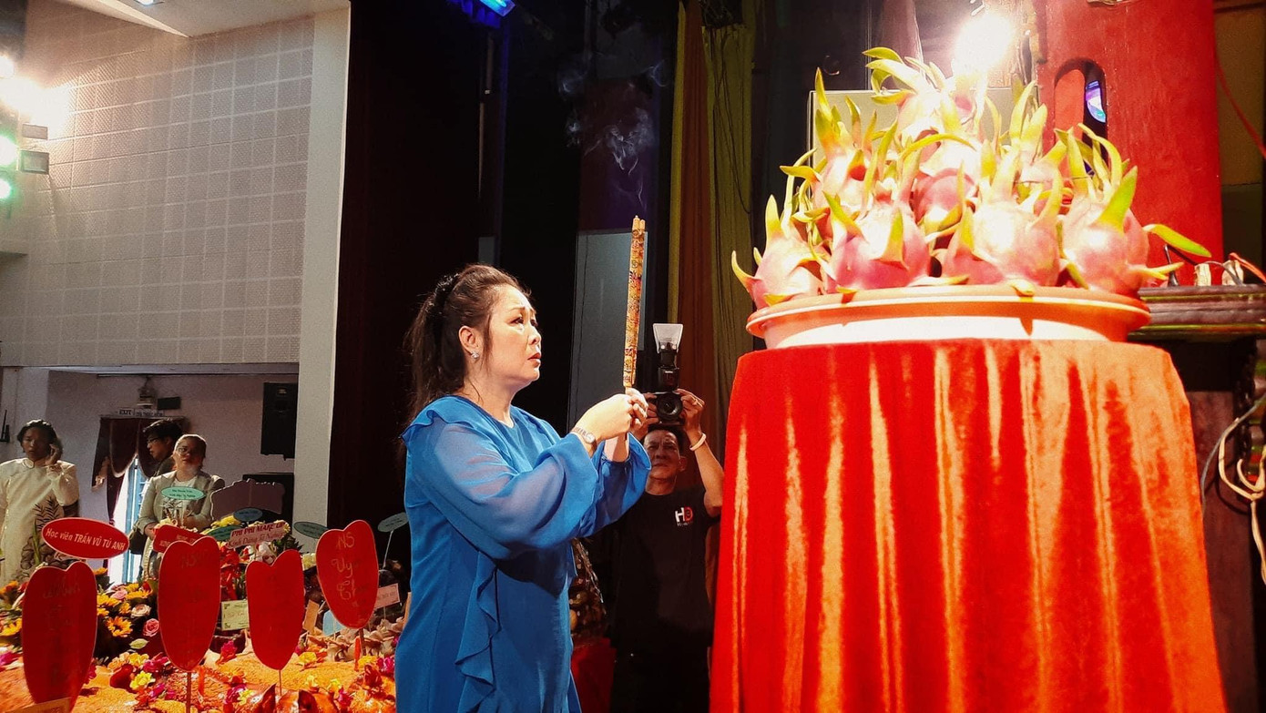 Hình ảnh NSND Hồng Vân cúng Tổ nghiệp sân khấu trong ngày 8/9. Cô nghẹn ngào khi đây cũng là ngày mất của đồng nghiệp, một người bạn- nghệ sĩ Lương Nhật Tiến. Hình ảnh NSND Hồng Vân cúng Tổ nghiệp sân khấu trong ngày 8/9. Cô nghẹn ngào khi đây cũng là ngày mất của đồng nghiệp, một người bạn- nghệ sĩ Lương Nhật Tiến.