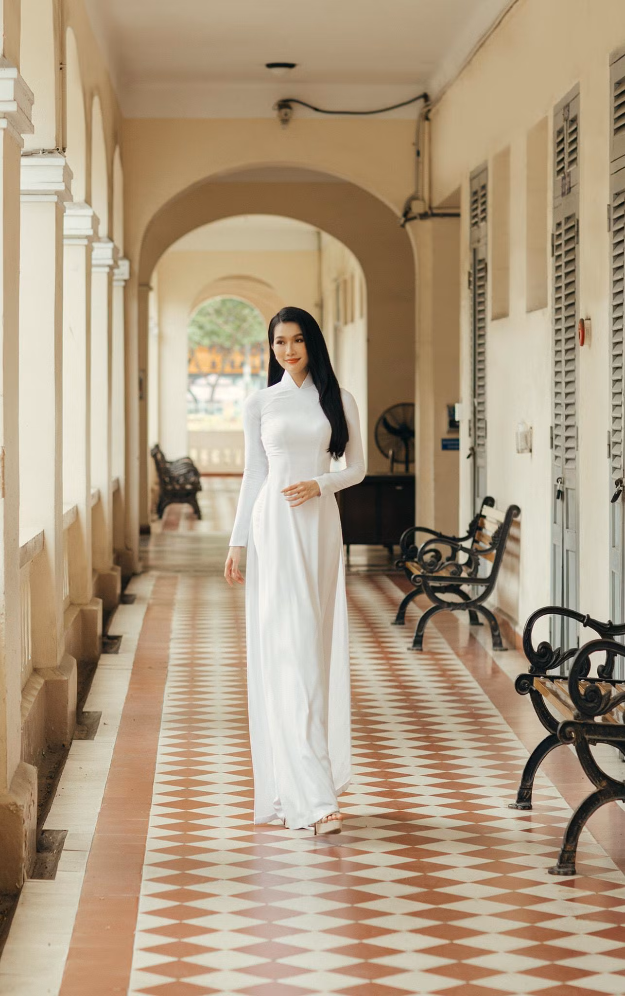 Á hậu Phương Anh là thủ khoa đầu vào khối song ngữ THPT chuyên Lê Hồng Phong, đoạt giải nhất Olympic môn tiếng Pháp năm 2013 và 2014, giải nhất kỳ thi Học sinh giỏi cấp thành phố môn tiếng Pháp 2014, giải ba Học sinh giỏi quốc gia môn tiếng Pháp năm 2016. Cô có bằng IELTS 8.0 (tiếng Anh), DELF C1 (tiếng Pháp, tương đương IELTS 8.0).