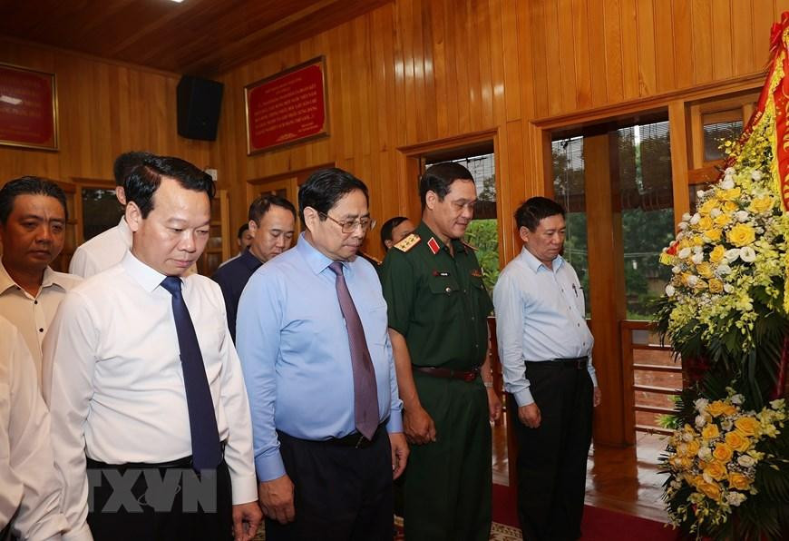 Thủ tướng Phạm Minh Chính và các đại biểu tưởng niệm Chủ tịch Hồ Chí Minh. (Ảnh: Dương Giang/TTXVN) Thủ tướng Phạm Minh Chính và các đại biểu tưởng niệm Chủ tịch Hồ Chí Minh. (Ảnh: Dương Giang/TTXVN)