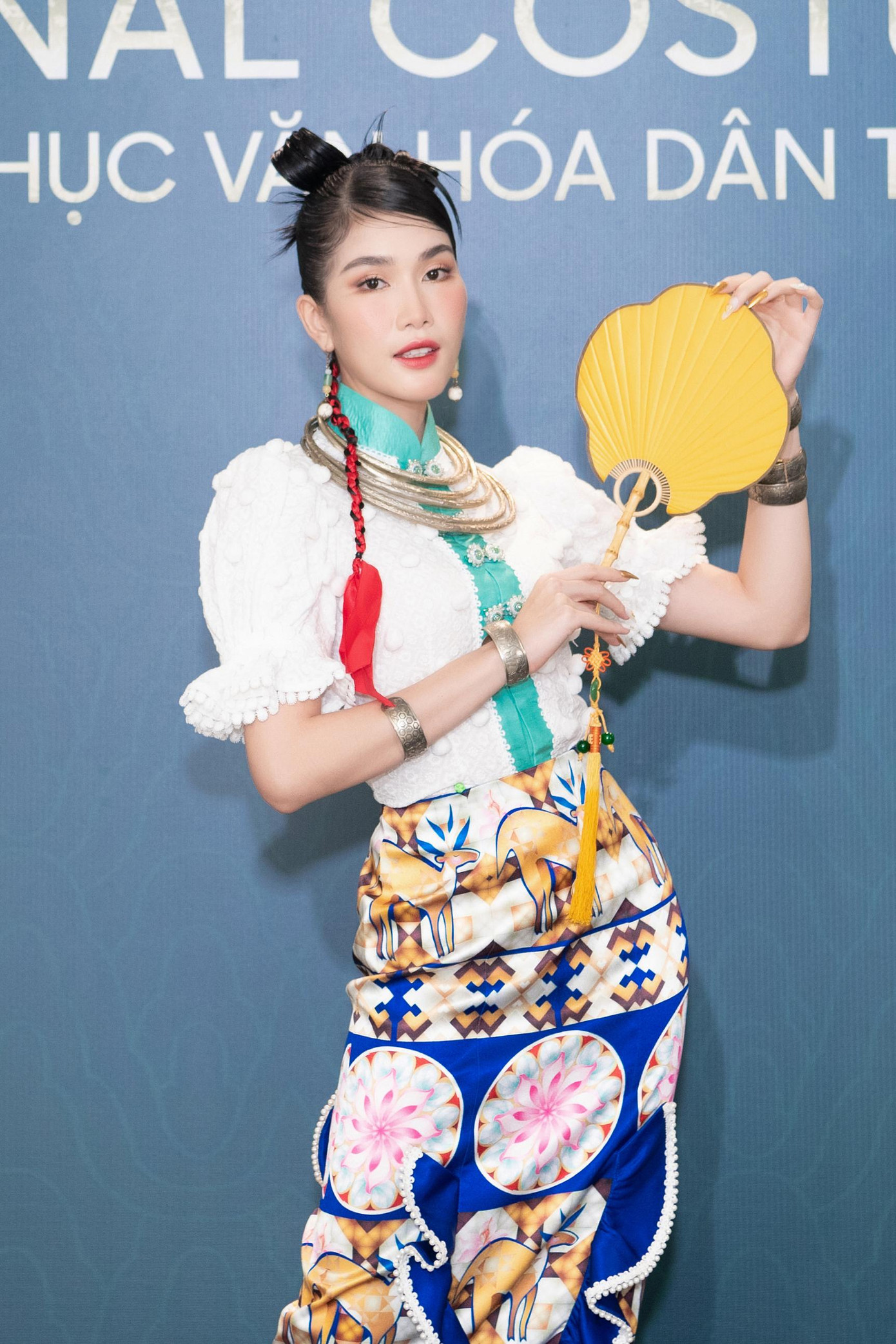 Á hậu Phương Anh với bộ cánh truyền thống lấy cảm hứng từ dân tộc thiểu số có màu sắc sặc sỡ và điểm nhấn là chiếc quạt cầm tay.