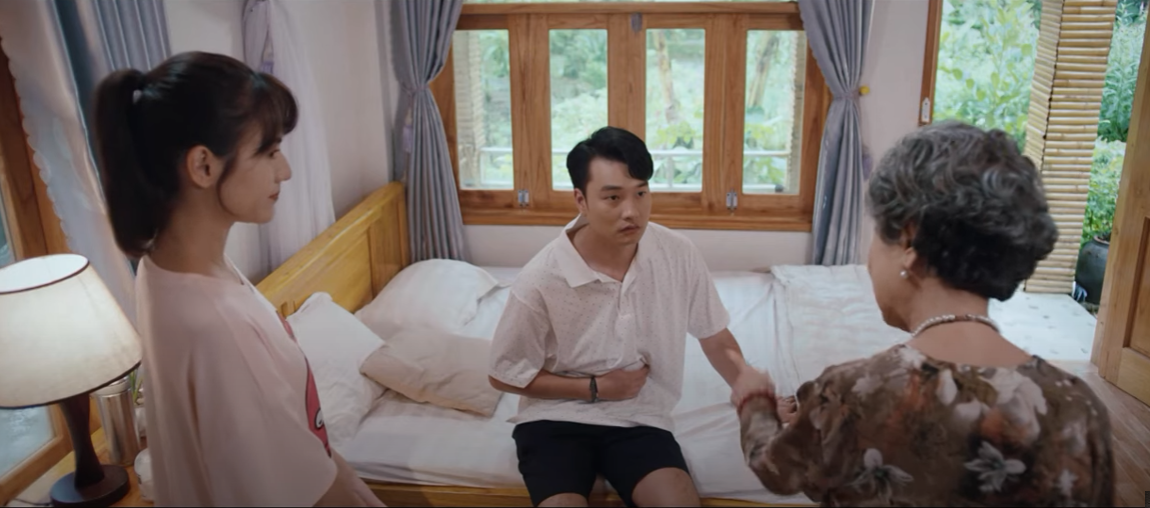 Cụ Thập tác thành cho Phan và Linh. Ảnh: Chụp màn hình.