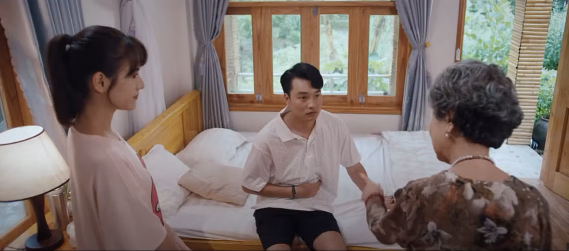 Cụ Thập tác thành cho Phan và Linh. Ảnh: Chụp màn hình. Cụ Thập tác thành cho Phan và Linh. Ảnh: Chụp màn hình.