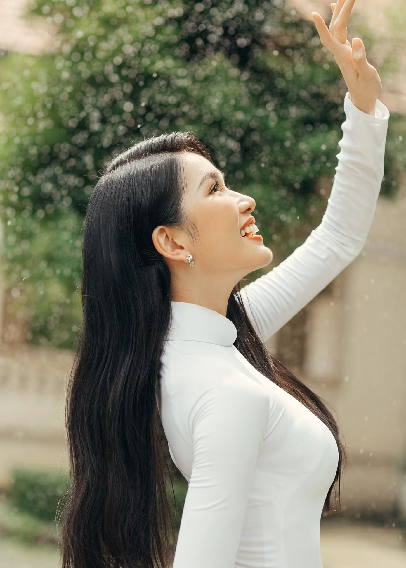 Bên cạnh đó, người đẹp sẵn sàng trở thành thông dịch viên cho các thí sinh khác tại cuộc thi. "Không những trong phần thi ứng xử mà xuyên suốt cuộc thi, tôi sẽ là đại diện phiên dịch cho các thí sinh nhằm gắn kết các bạn lại gần nhau hơn”- Á hậu Phương Anh chia sẻ.