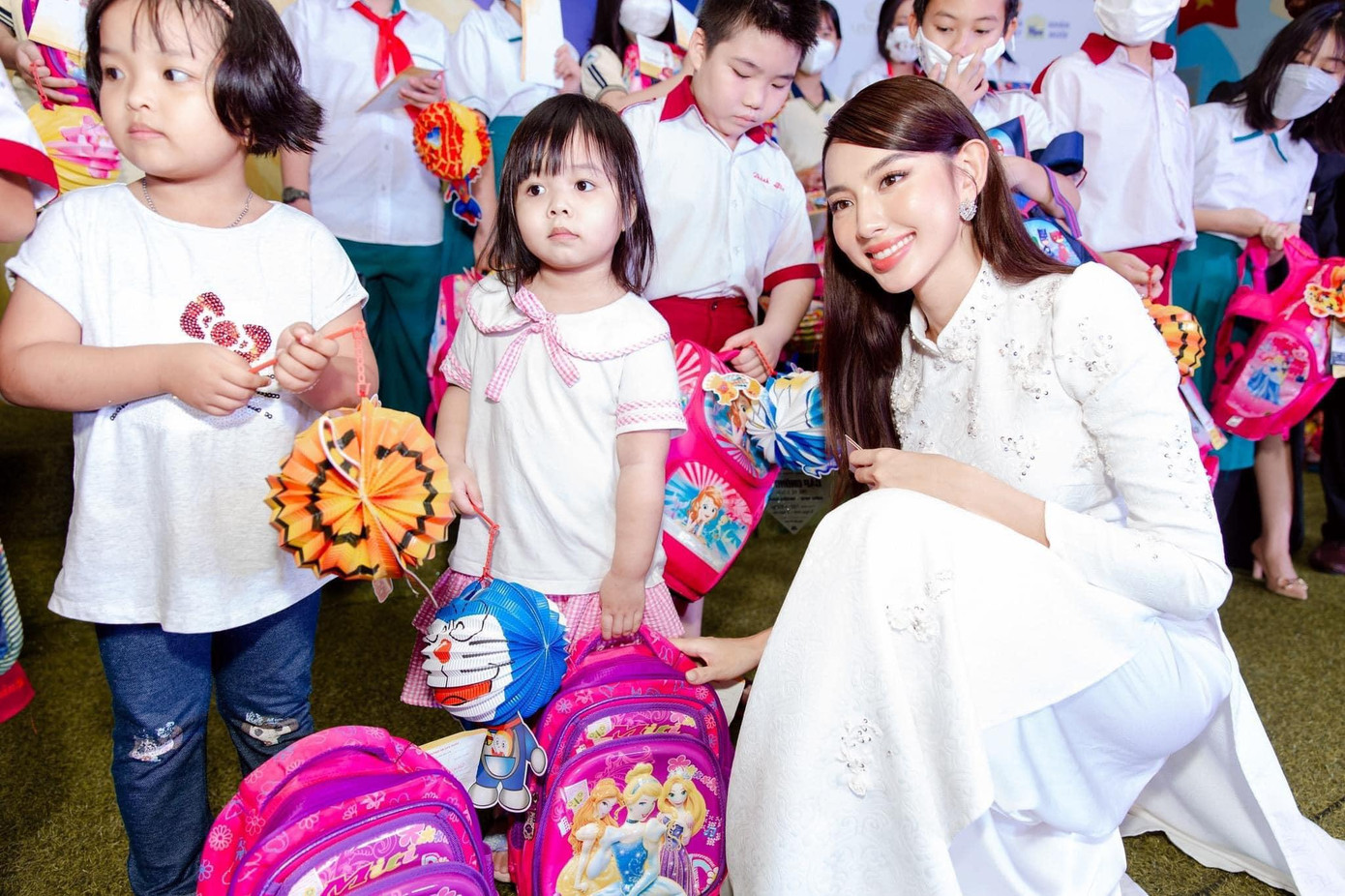 Hoa hậu Thuỳ Tiên tham gia tổ chức đêm hội trung thu cho các em nhỏ có hoàn cảnh khó khăn tại Tp.HCM. Hoa hậu Thuỳ Tiên tham gia tổ chức đêm hội trung thu cho các em nhỏ có hoàn cảnh khó khăn tại Tp.HCM.