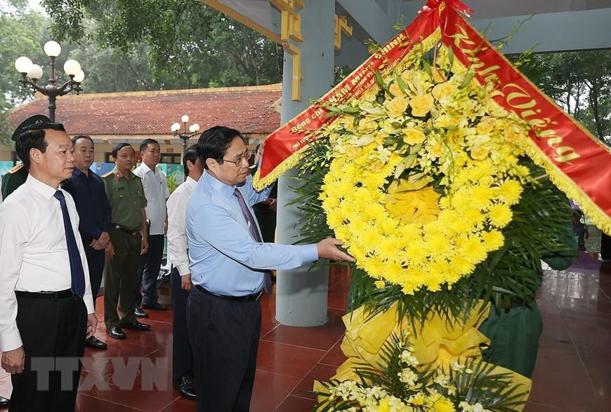 Thủ tướng Phạm Minh Chính dâng hoa tưởng niệm các anh hùng liệt sỹ tại Khu di tích lịch sử quốc gia Căng-Đồn Nghĩa Lộ. (Ảnh: Dương Giang/TTXVN) Thủ tướng Phạm Minh Chính dâng hoa tưởng niệm các anh hùng liệt sỹ tại Khu di tích lịch sử quốc gia Căng-Đồn Nghĩa Lộ. (Ảnh: Dương Giang/TTXVN)