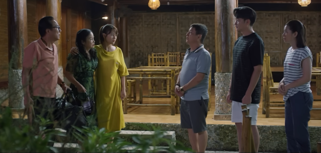 Gia đình ông Khôi (NSND Trọng Trinh) vội vàng bỏ đi trong đêm. Ảnh chụp màn hình.