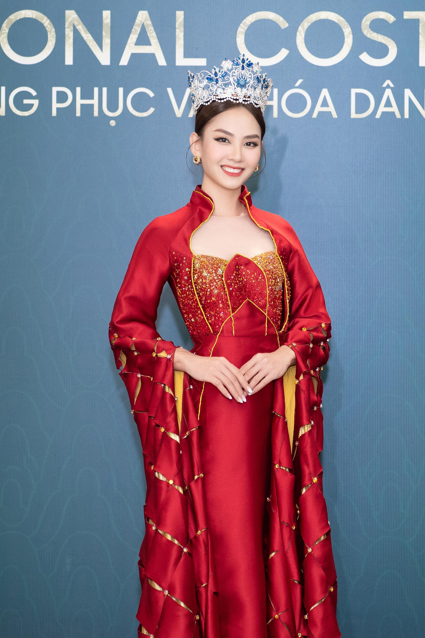 Miss World Vietnam 2022 Huỳnh Nguyễn Mai Phương được khen thăng hạng nhan sắc trong thiết kế màu đỏ.