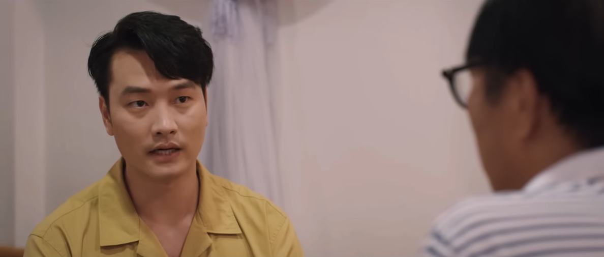 Ông Khôi (NSND Trọng Trinh) gặp riêng Phan (Trọng Lân) để hỏi chuyện gia đình. Ảnh: Chụp màn hình.