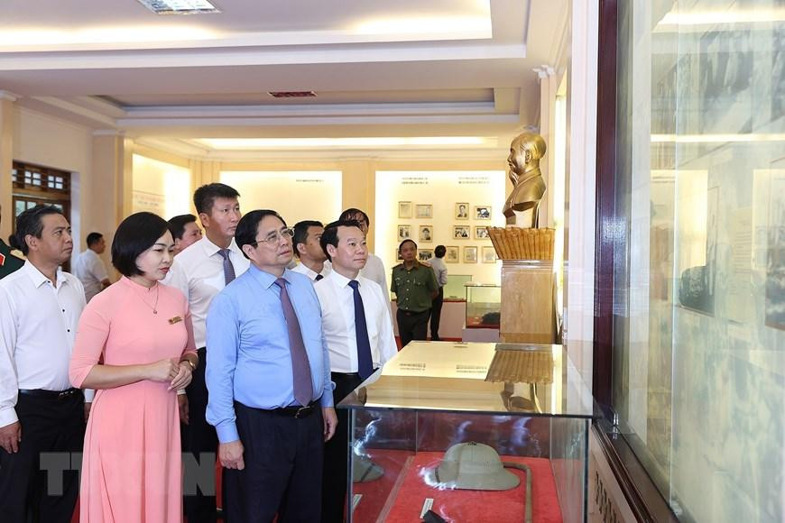 Thủ tướng Phạm Minh Chính tham quan trưng bày ảnh và hiện vật của Bác Hồ. (Ảnh: Dương Giang/TTXVN) Thủ tướng Phạm Minh Chính tham quan trưng bày ảnh và hiện vật của Bác Hồ. (Ảnh: Dương Giang/TTXVN)