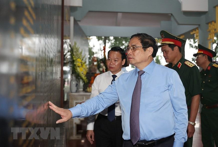 Thủ tướng Phạm Minh Chính xem bia ghi danh tưởng nhớ các anh hùng liệt sỹ tại Khu di tích lịch sử quốc gia Căng-Đồn Nghĩa Lộ. (Ảnh: Dương Giang/TTXVN) Thủ tướng Phạm Minh Chính xem bia ghi danh tưởng nhớ các anh hùng liệt sỹ tại Khu di tích lịch sử quốc gia Căng-Đồn Nghĩa Lộ. (Ảnh: Dương Giang/TTXVN)