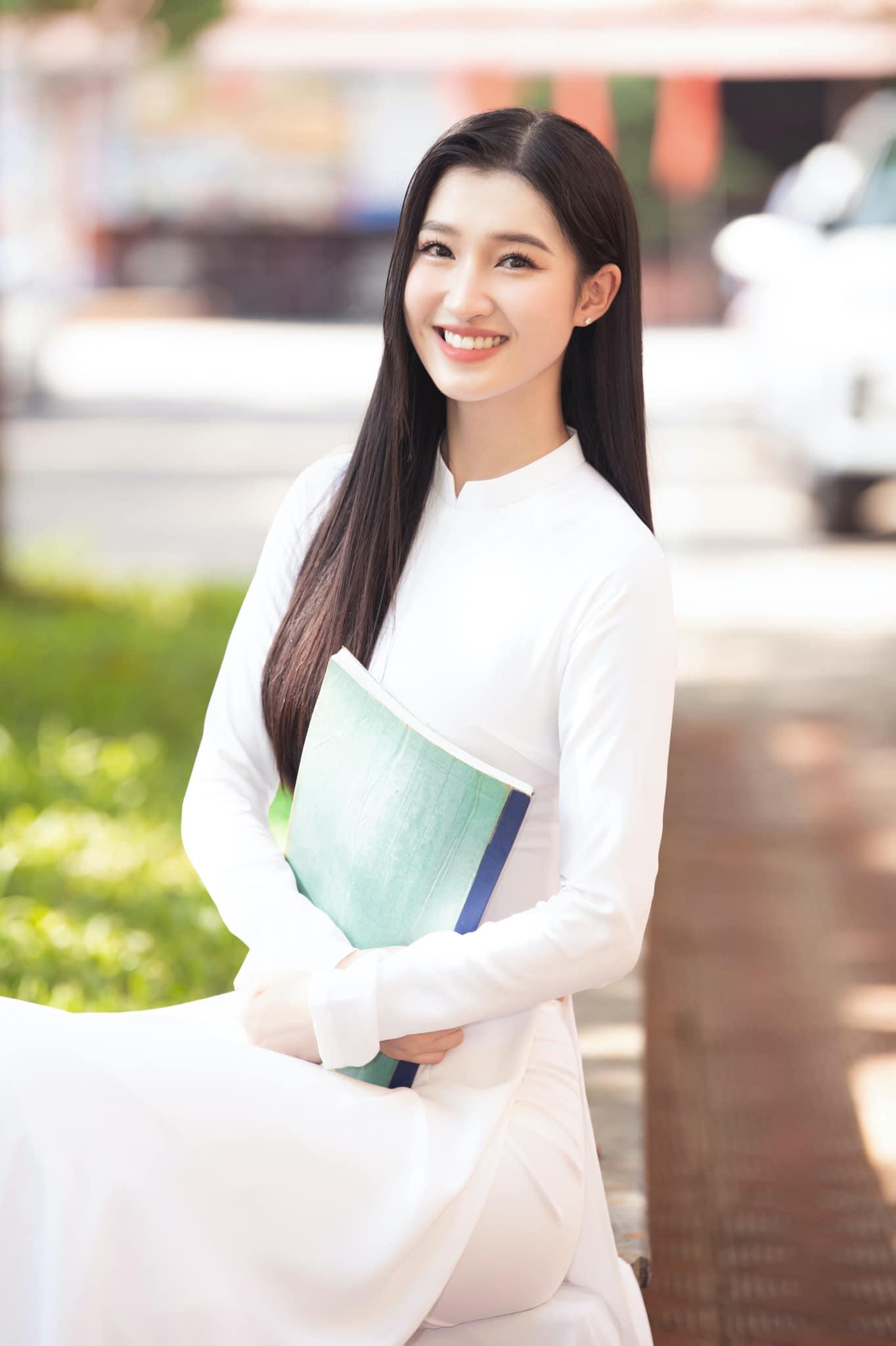 Phương Nhi chia sẻ, bản thân đã tiến bộ rất nhiều từ sau Miss World Vietnam 2022. Ban đầu Phương Nhi còn rất ngại khi phải nói trước đám đông, nhưng hiện tại người đẹp đã tự tin hơn rất nhiều.