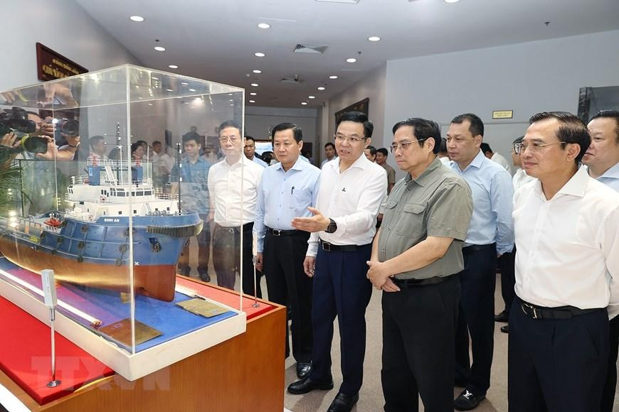 Thủ tướng Phạm Minh Chính tham quan mô hình khai thác dầu khí. (Ảnh: Dương Giang/TTXVN)