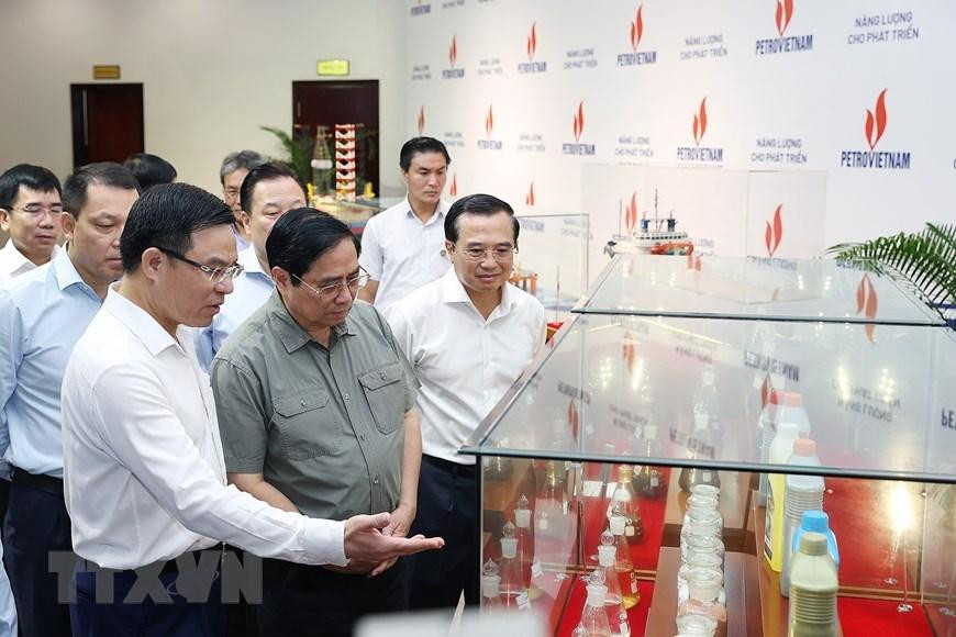 Thủ tướng Phạm Minh Chính tham quan mô hình khai thác dầu khí. (Ảnh: Dương Giang/TTXVN)