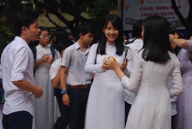 Sự hồn nhiên, ngây thơ và nét đẹp mộc mạc, giản dị của Thùy Tiên thu hút mọi ánh nhìn.