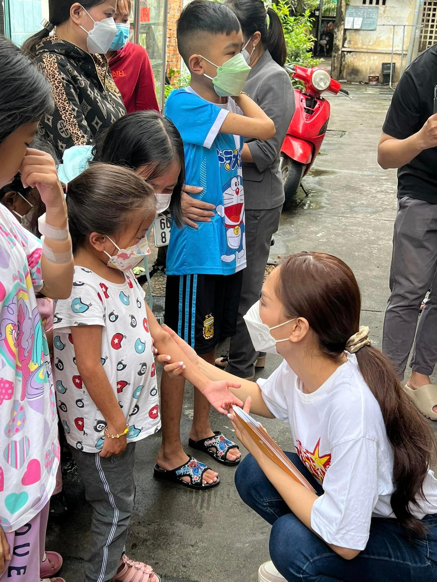 Hoa hậu Mai Phương đi trao quà từ thiện.