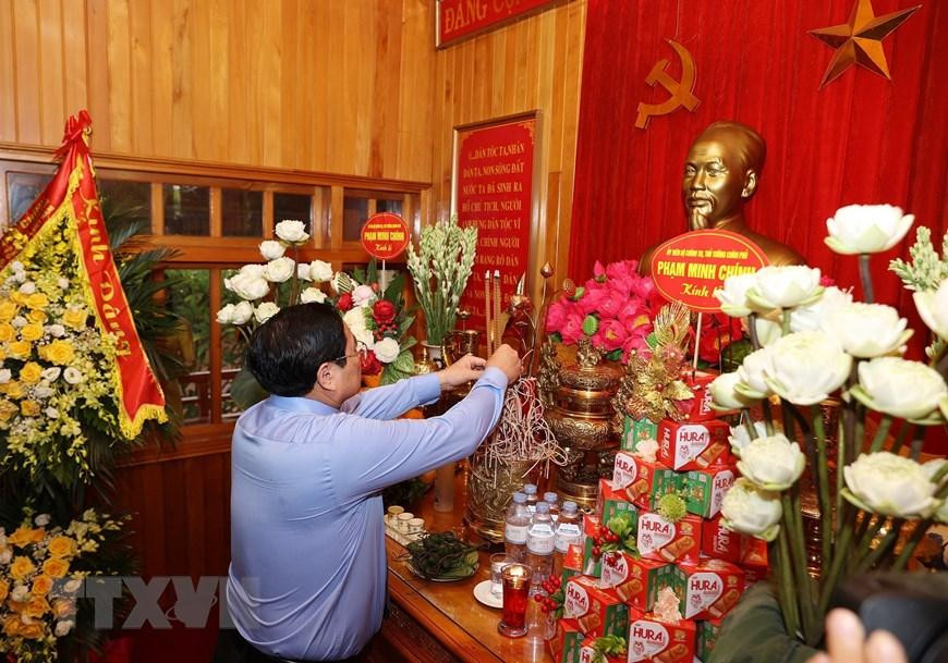 Thủ tướng Phạm Minh Chính dâng hương tưởng niệm Chủ tịch Hồ Chí Minh. (Ảnh: Dương Giang/TTXVN) Thủ tướng Phạm Minh Chính dâng hương tưởng niệm Chủ tịch Hồ Chí Minh. (Ảnh: Dương Giang/TTXVN)