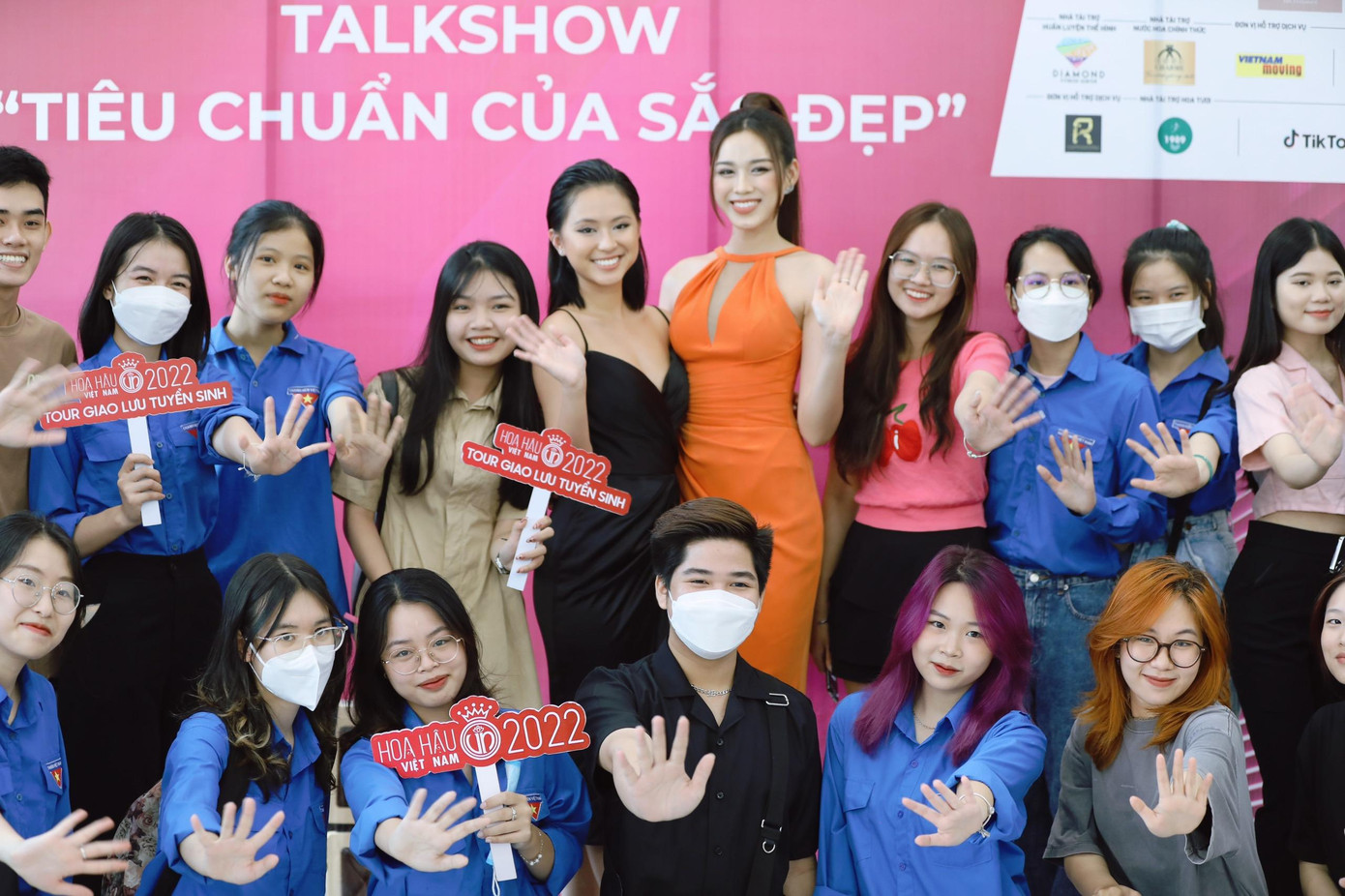 Sáng 21/9, chuỗi hoạt động tuyển sinh cho cuộc thi Hoa hậu Việt Nam 2022 tiếp tục diễn ra tại Học viện Báo chí và Tuyên truyền. Hàng trăm sinh viên hân hoan chào đón sự hiện diện của Hoa hậu Việt Nam 2020 Đỗ Thị Hà, người đẹp Thể thao Hoa hậu Việt Nam 2020 Phù Bảo Nghi.