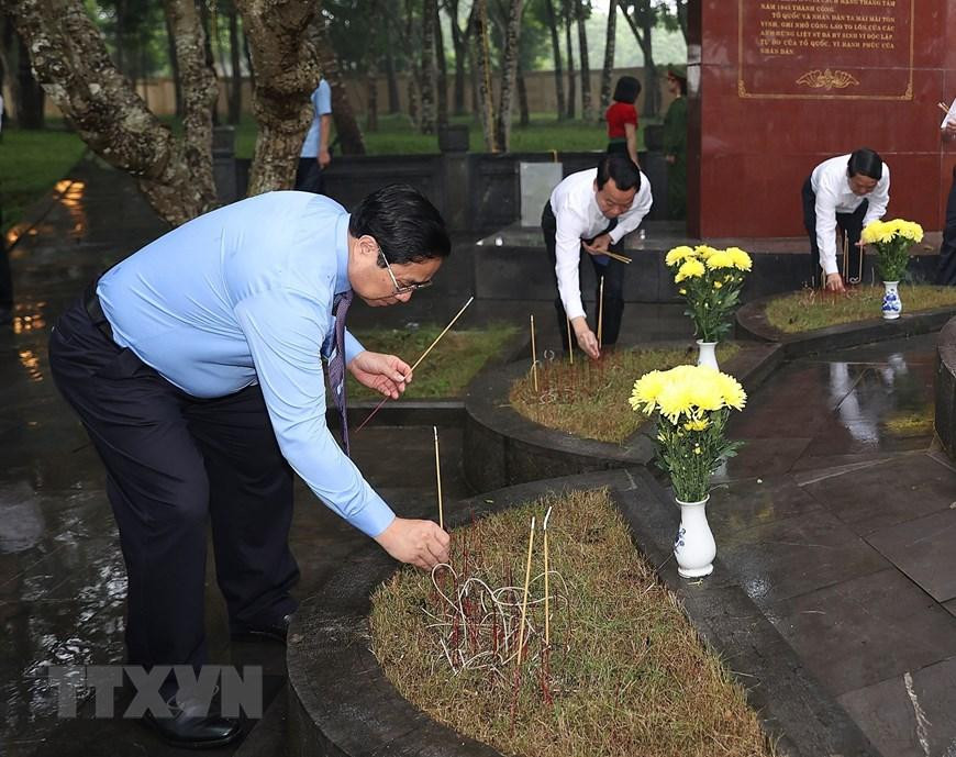 Thủ tướng Phạm Minh Chính thắp hương mộ liệt sỹ tại Khu di tích lịch sử quốc gia Căng-Đồn Nghĩa Lộ. (Ảnh: Dương Giang/TTXVN) Thủ tướng Phạm Minh Chính thắp hương mộ liệt sỹ tại Khu di tích lịch sử quốc gia Căng-Đồn Nghĩa Lộ. (Ảnh: Dương Giang/TTXVN)