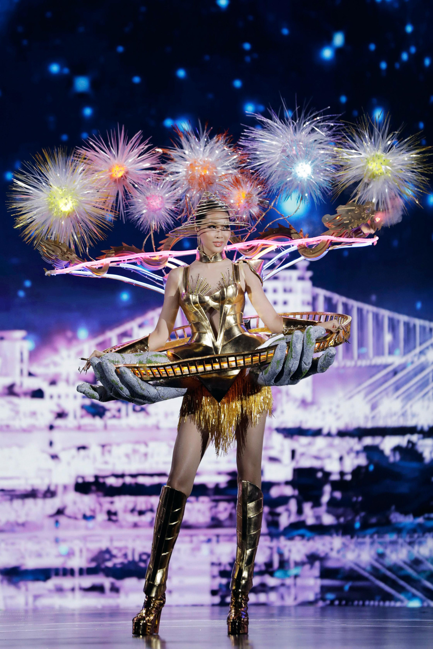 Hoa khôi Diệu Ngọc mang thiết kế thể hiện niềm tự hào dân tộc với danh lam thắng cảnh Cầu Vàng nổi tiếng ở Đà Nẵng.