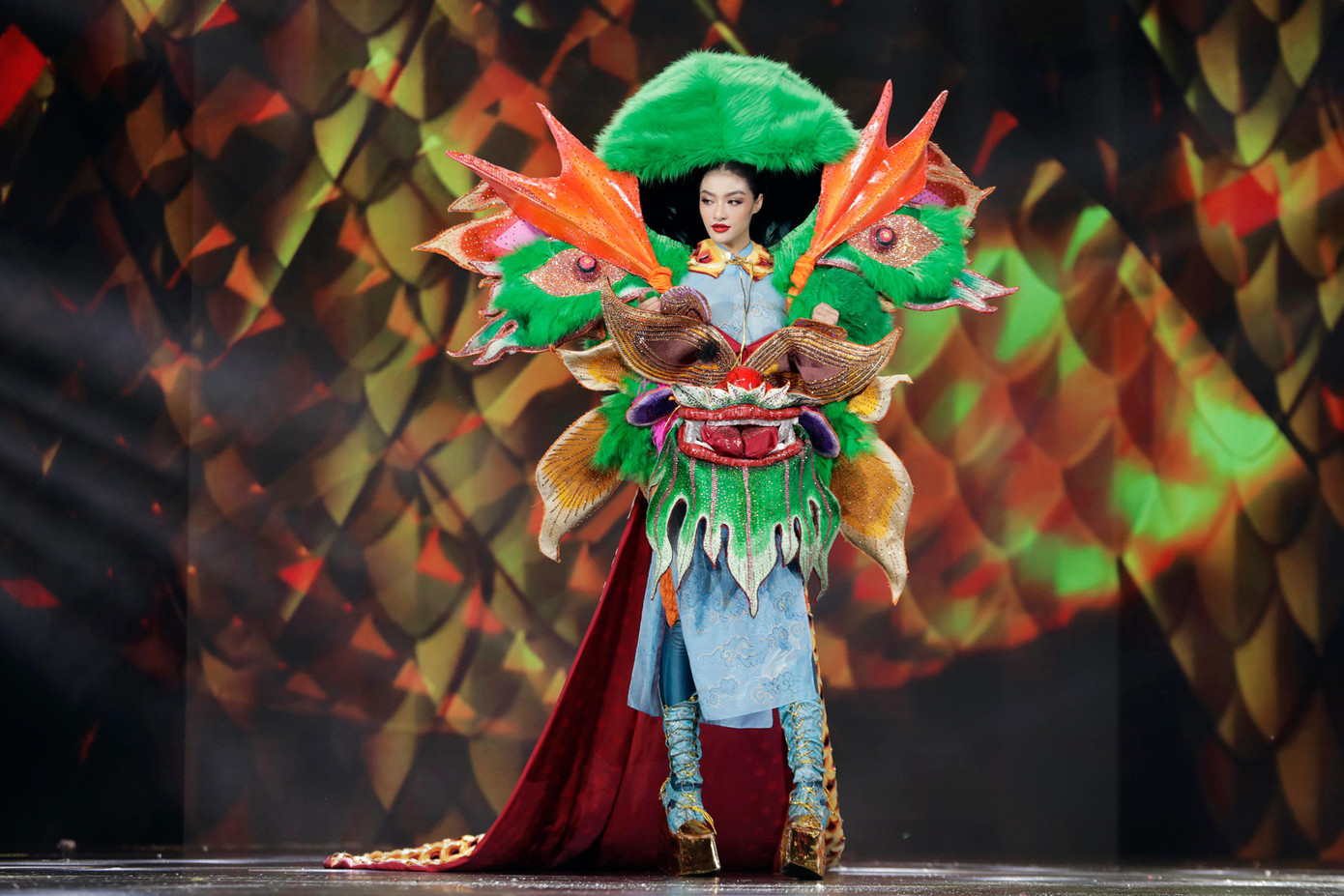 Á hậu Kiều Loan mang trên mình thiết kế với ý tưởng khá độc đáo.