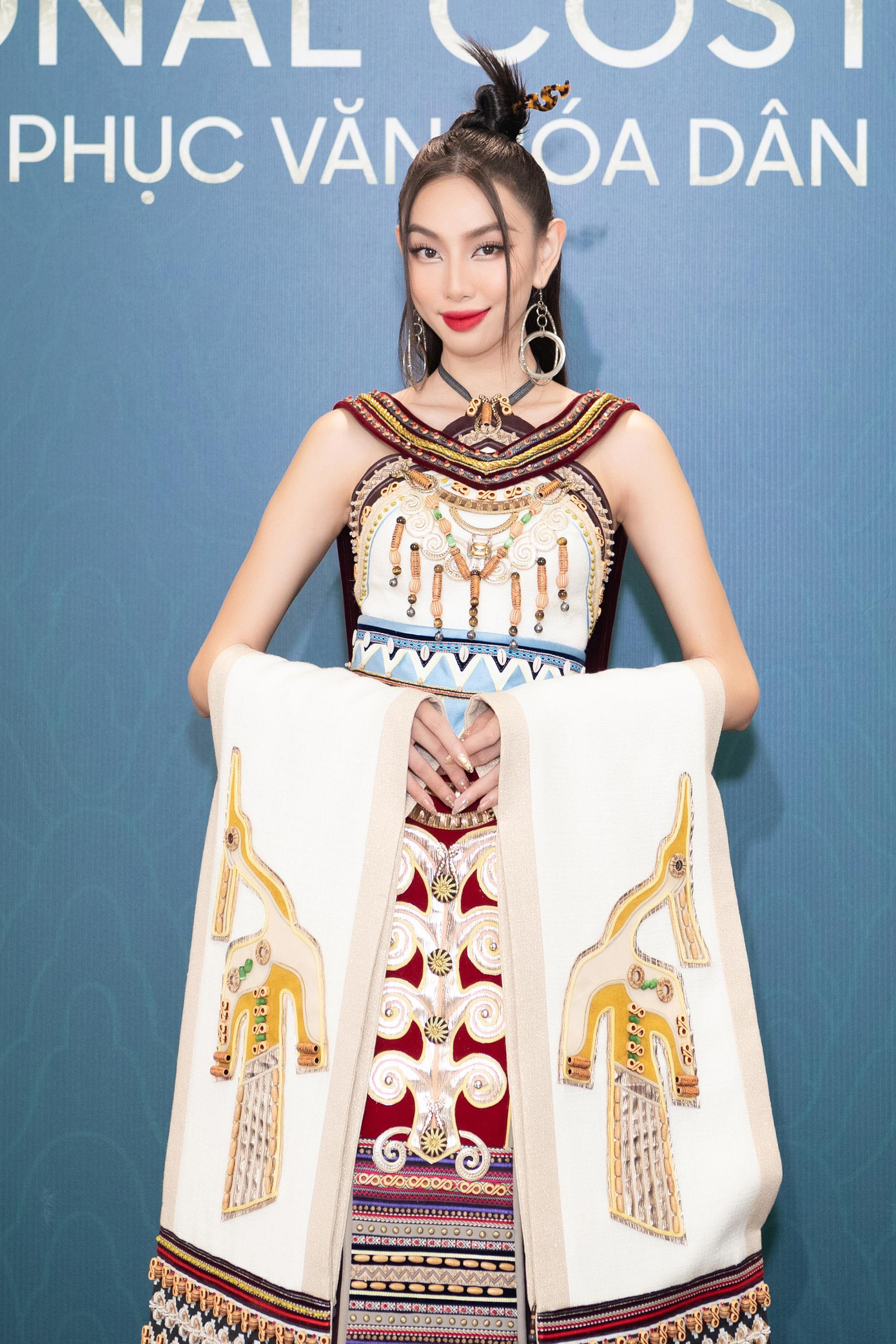 Chứng kiến màn trình diễn của các thí sinh và những thiết kế dân tộc độc đáo, Thùy Tiên bày tỏ niềm tự hào mình là người trẻ Việt Nam. “Sức trẻ Việt Nam kỳ diệu quá. Thực sự khó cho ban giám khảo vì những bộ trang phục dân tộc đều xuất sắc”, Thùy Tiên nói.
