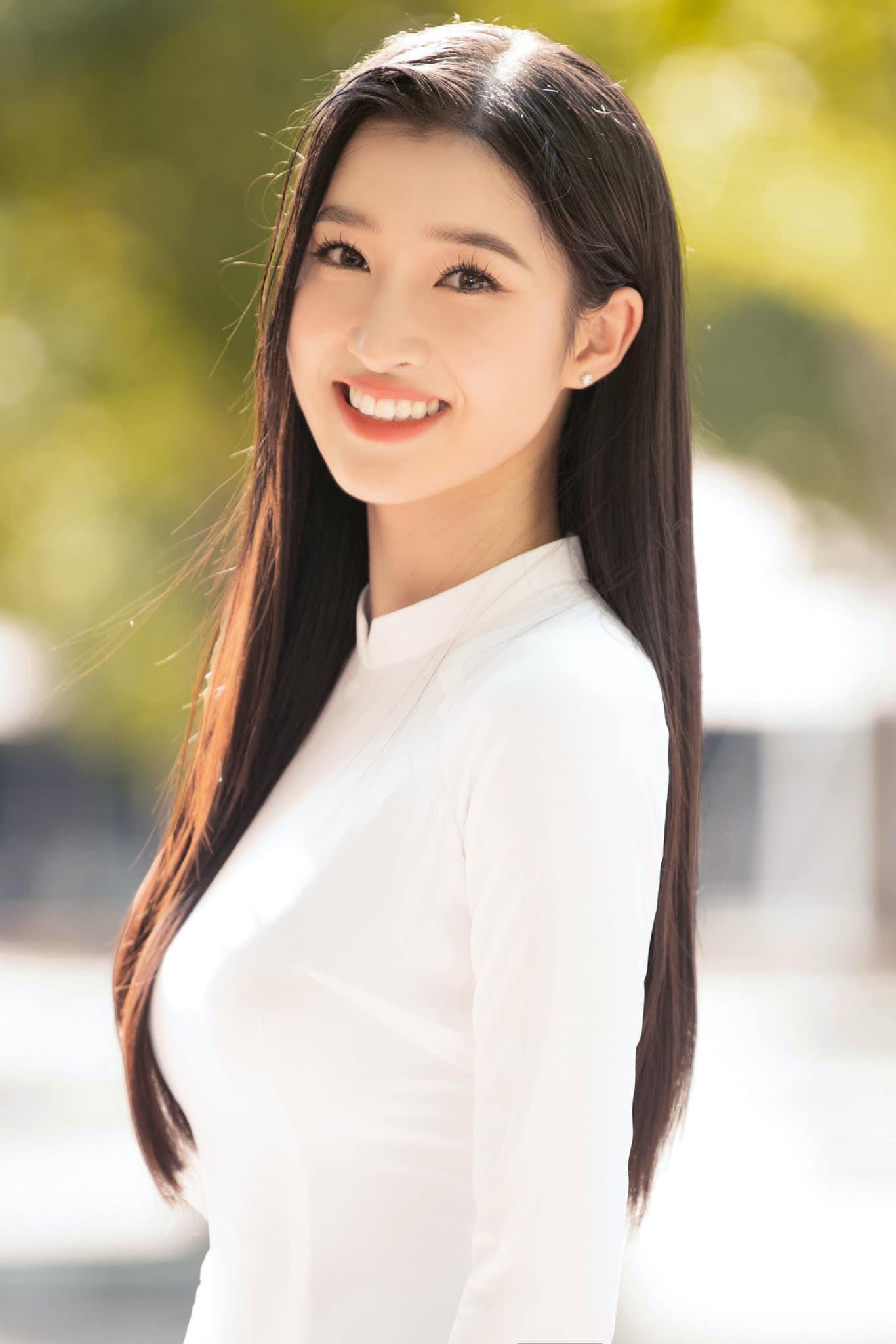 Nguyễn Phương Nhi sinh năm 2002, quê Thanh Hoá. Cô giành ngôi vị Á hậu 2 cuộc thi Miss World Vietnam 2022 ngay lần đầu ghi danh tại đấu trường nhan sắc trong nước.