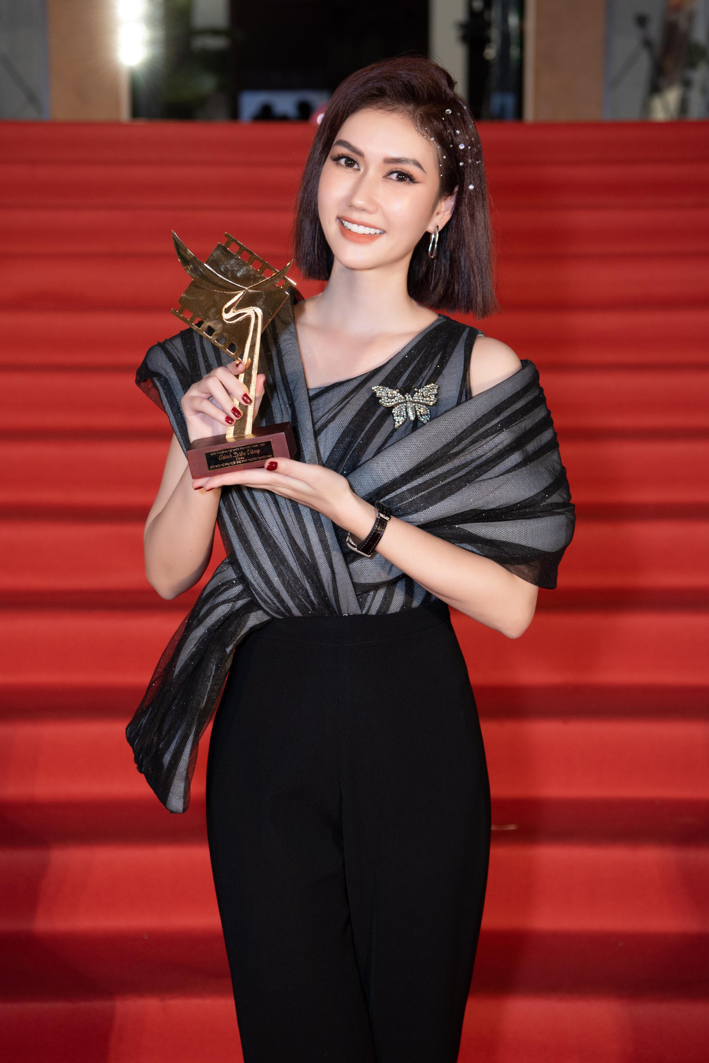 Hương Giang trên thảm đỏ lễ trao giải Cánh Diều 2021. Hương Giang trên thảm đỏ lễ trao giải Cánh Diều 2021.