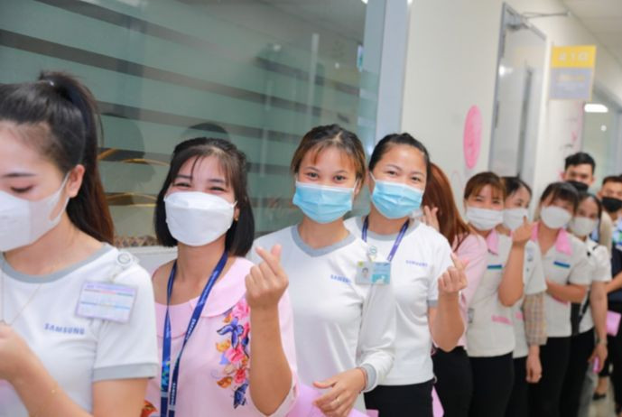 Với thông điệp ý nghĩa của chương trình, các cán bộ, nhân viên SEVT tươi cười và sẵn sàng tham gia đăng ký hiến máu đợt 2 tại chương trình.