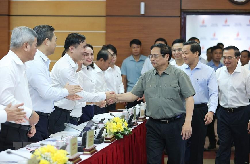 Thủ tướng Phạm Minh Chính với lãnh đạo Tập đoàn Dầu khí Quốc gia Việt Nam. (Ảnh: Dương Giang/TTXVN)