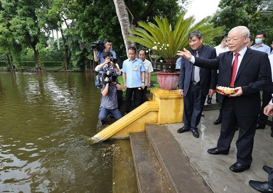 Tổng Bí thư Nguyễn Phú Trọng thăm ao cá Bác Hồ. (Ảnh: Trí Dũng/TTXVN) Tổng Bí thư Nguyễn Phú Trọng thăm ao cá Bác Hồ. (Ảnh: Trí Dũng/TTXVN)