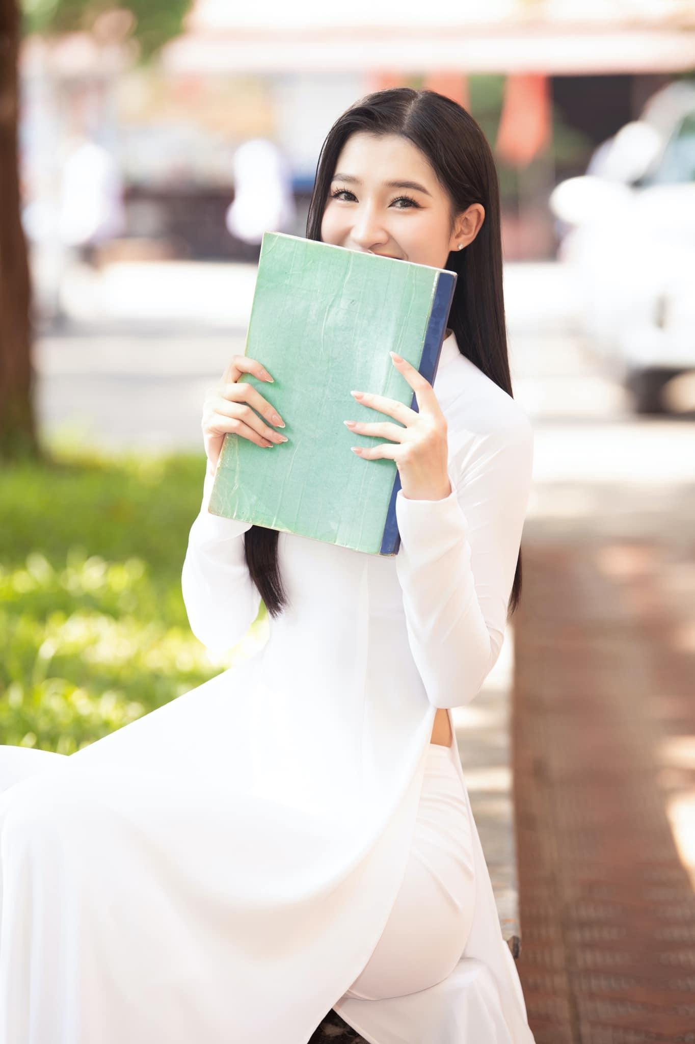 Hiện tại, Á hậu Phương Nhi học chuyên ngành Luật thương mại Quốc tế, Đại học Luật Hà Nội. Cô thông thạo hai ngoại ngữ là tiếng Anh và Tây Ban Nha.