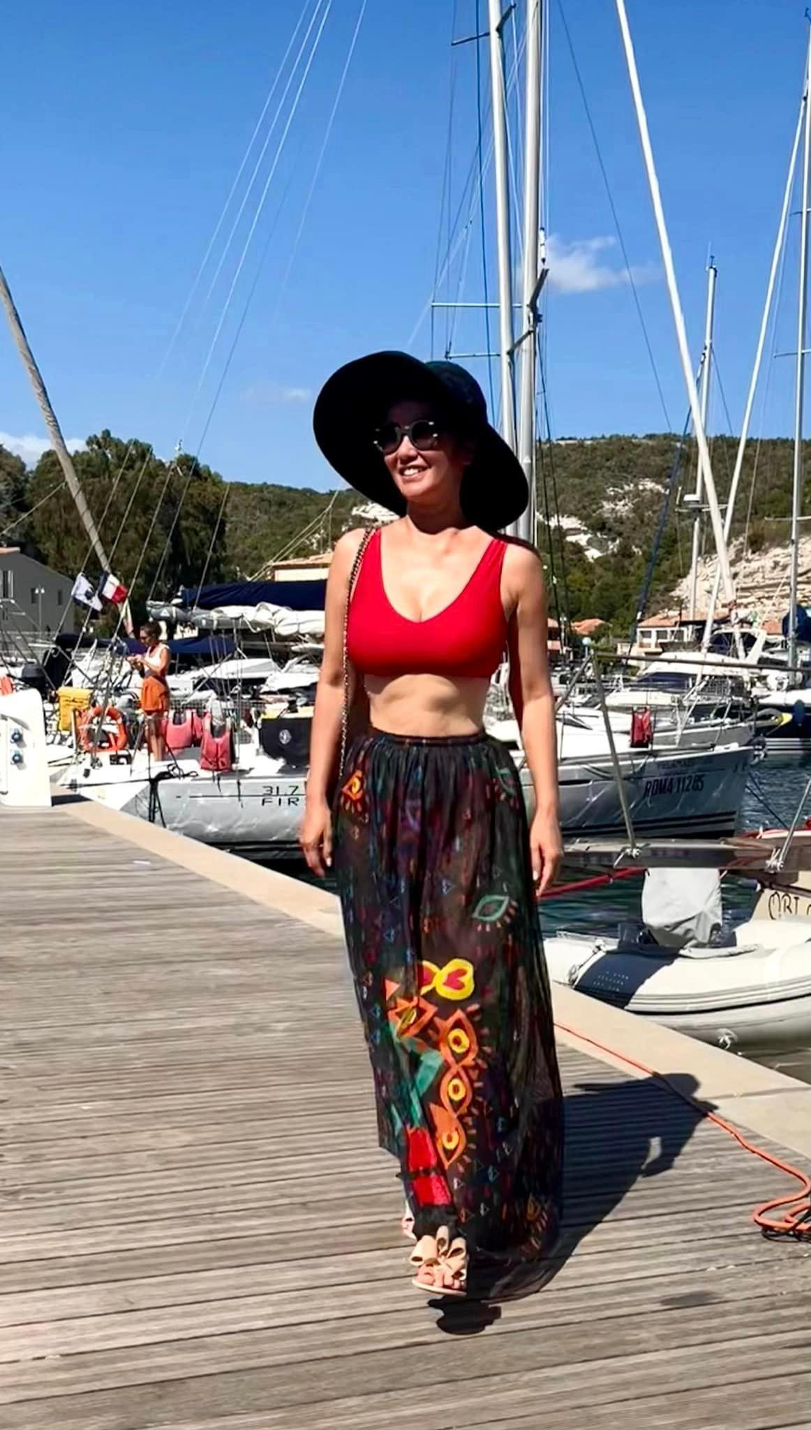 Để có được hình thể hoàn mĩ như hiện tại, Hồng Nhung tích cực tập luyện yoga và gym.