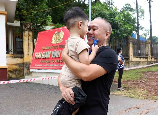 Đoàn tụ gia đình sau lễ trao quyết định đặc xá năm 2022 - Ảnh: VGP/Hải Minh Đoàn tụ gia đình sau lễ trao quyết định đặc xá năm 2022 - Ảnh: VGP/Hải Minh