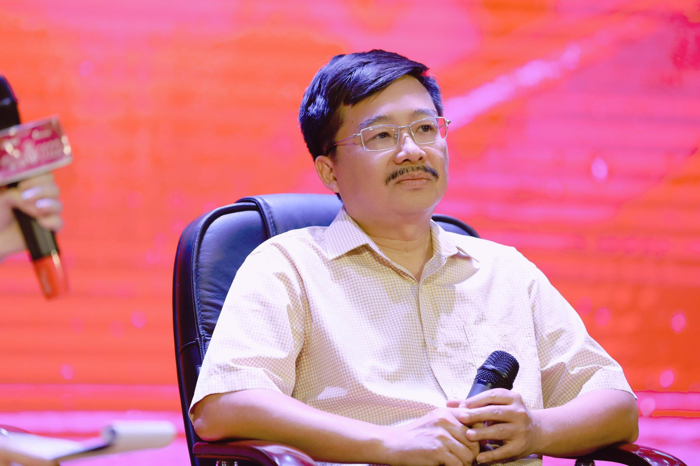 Với chủ đề talk show Tiêu chuẩn của sắc đẹp, nhà báo Vũ Tiến nhấn mạnh không có tiêu chuẩn nào để đánh giá sắc đẹp nhưng cô gái đăng quang Hoa hậu Việt Nam chính là người nhận được sự đồng thuận của số đông ban giám khảo, ban tổ chức và công chúng. “Bất cứ người đẹp nào khi đăng quang một cuộc thi nhan sắc cũng ít nhiều gây tranh cãi nhưng chỉ trong thời gian ngắn, lựa chọn của Hoa hậu Việt nam đều nhận được sự đồng tình của công chúng. Sắc đẹp không có tiêu chuẩn nhưng chúng tôi lấy sự đồng thuận của số đông để đưa ra kết quả cuộc thi” - nhà báo Vũ Tiến khẳng định. Nhà báo nhấn mạnh thêm không có tiêu chuẩn cứng nhắc bất biến cho hoa hậu mà là sự lựa chọn cô gái vượt trội về nhan sắc, trí tuệ, lòng nhân ái và tỏa sáng.