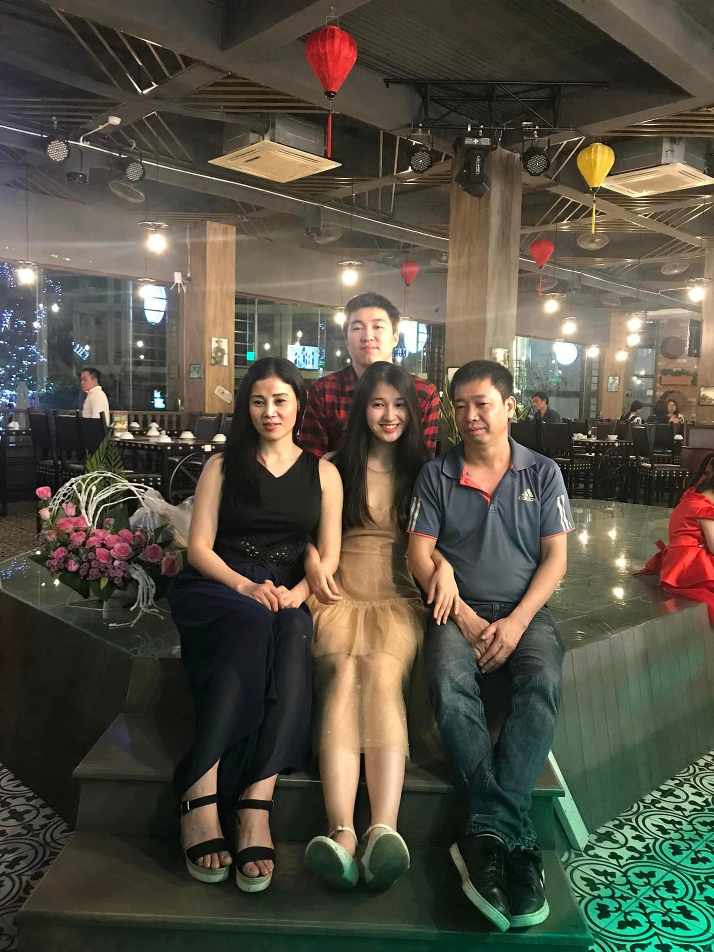 Hình ảnh gia đình được Á hậu Phương Nhi chia sẻ.