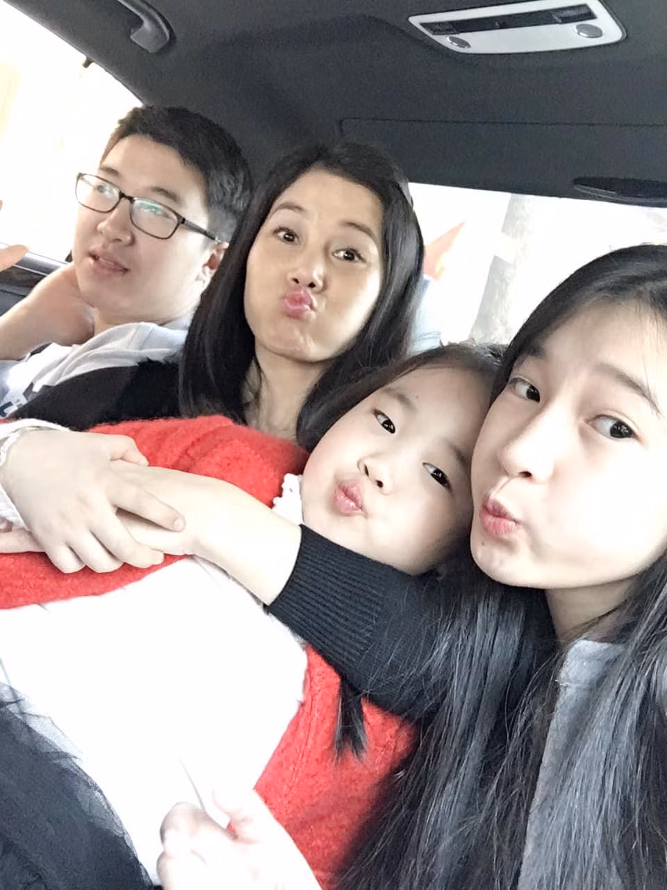 Sự đáng yêu của Á hậu Phương Nhi và mẹ khiến cư dân mạng thích thú. Sự đáng yêu của Á hậu Phương Nhi và mẹ khiến cư dân mạng thích thú.