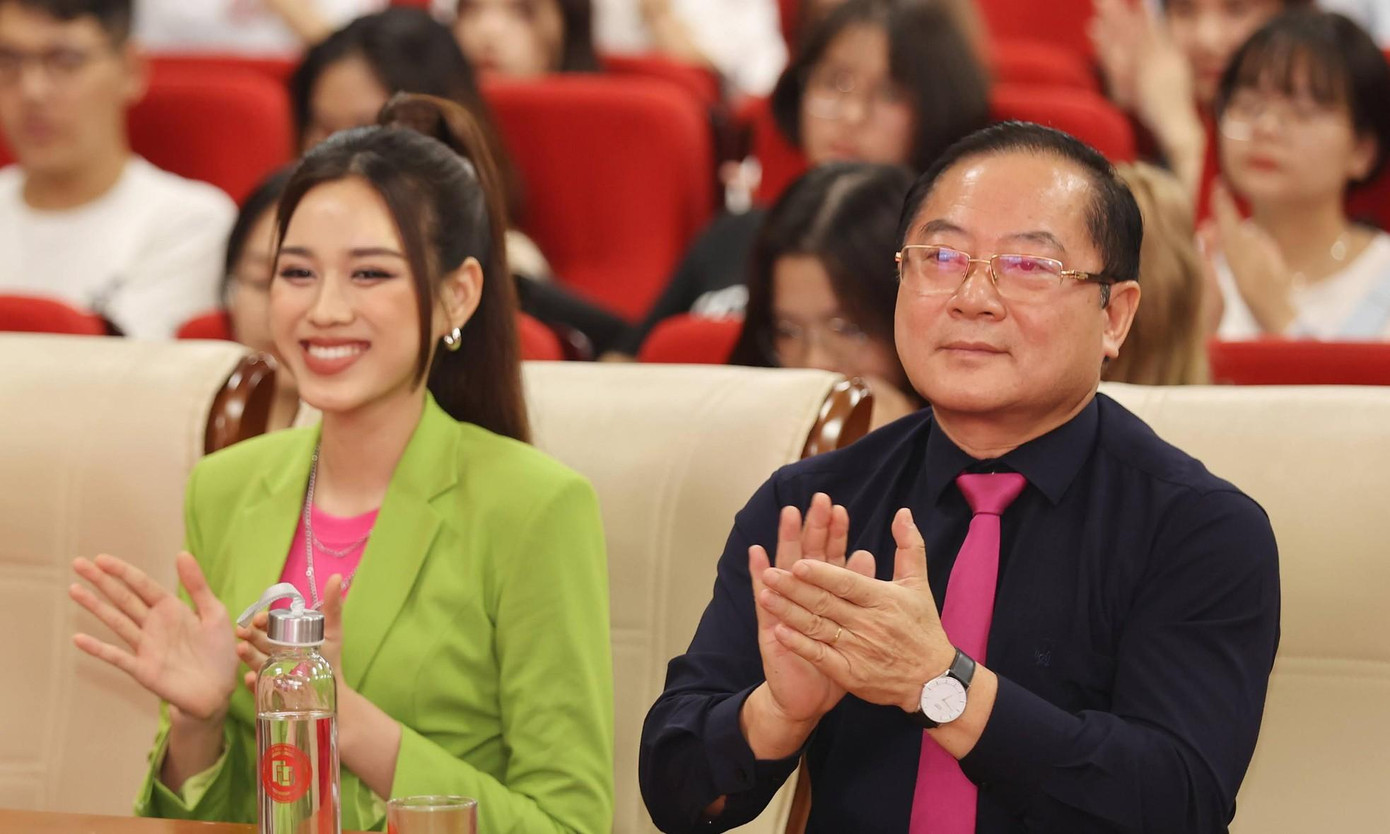 Nhà báo Lê xuân Sơn và Hoa hậu Đỗ Thị Hà trong tour tuyển sinh tại Đại học Ngoại thương. Nhà báo Lê xuân Sơn và Hoa hậu Đỗ Thị Hà trong tour tuyển sinh tại Đại học Ngoại thương.