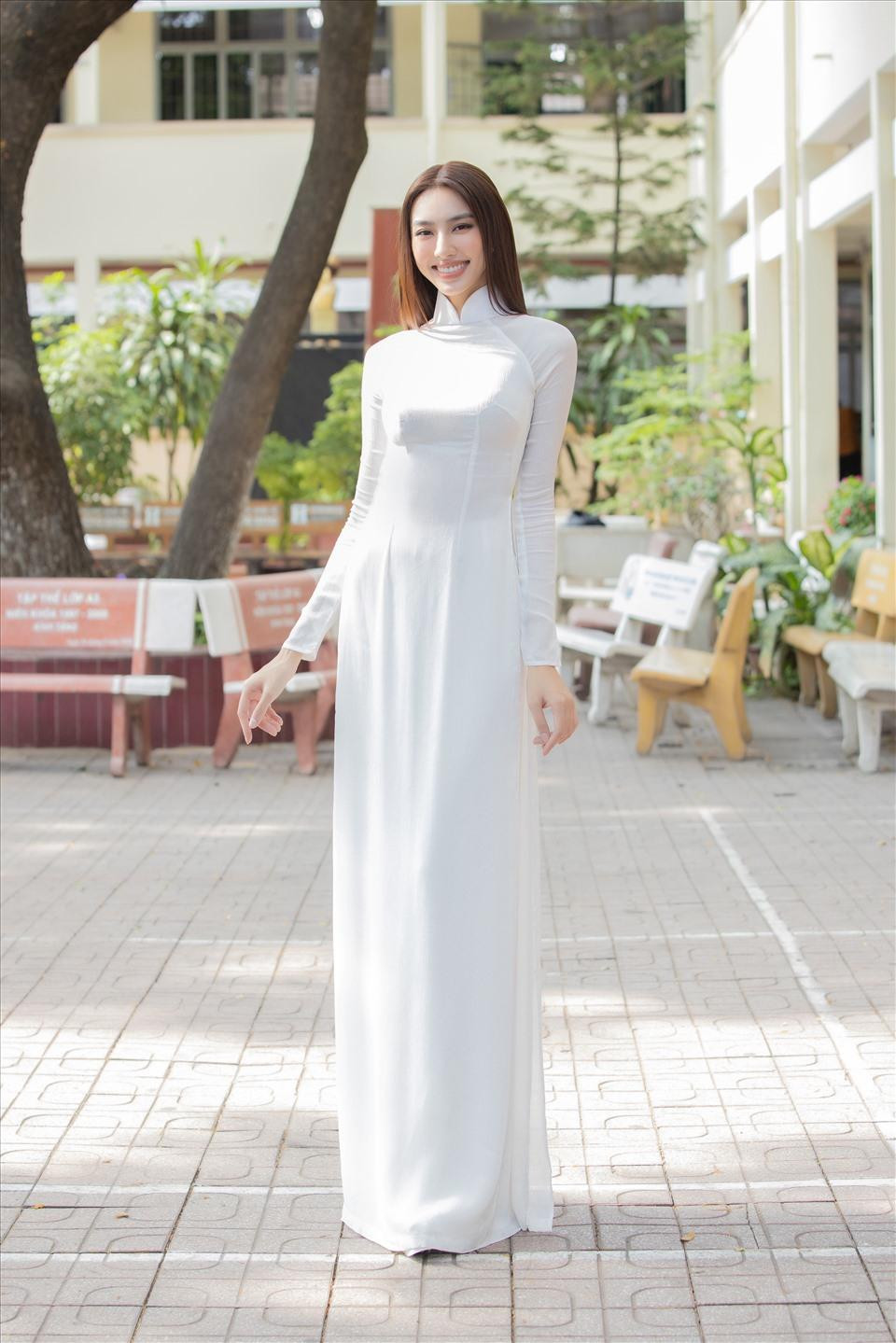 Nguyễn Thúc Thùy Tiên là một trong những học sinh nổi bật của niên khóa 2013-2016 của trường. Không chỉ sở hữu ngoại hình xinh đẹp thời phổ thông, người đẹp cũng gây ấn tượng với thầy cô bởi năng khiếu nghệ thuật và khả năng ngoại ngữ.