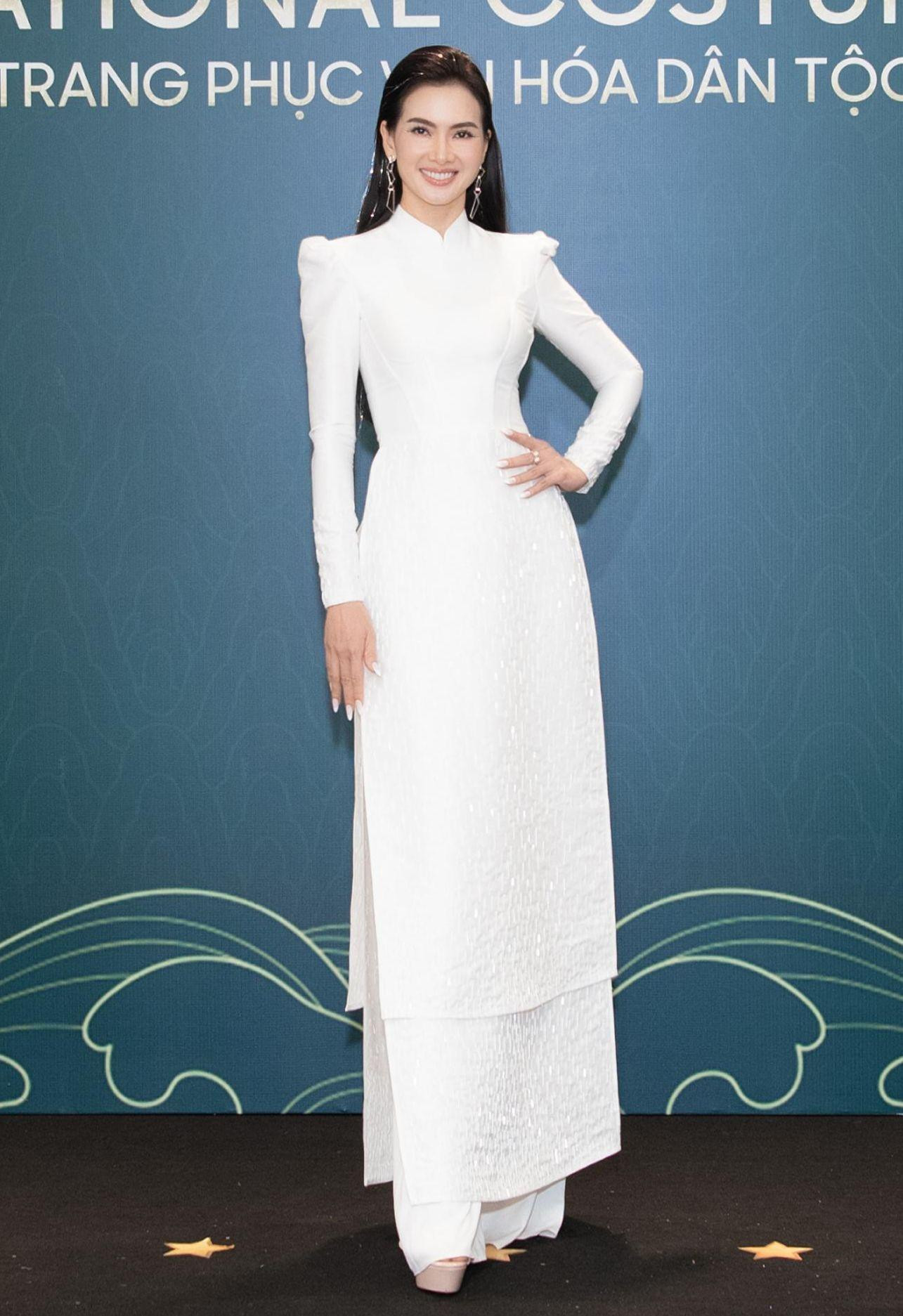 Siêu mẫu Anh Thư cũng chọn áo dài truyền thống khi xuất hiện tại thảm đỏ Miss Grand Vietnam 2022.