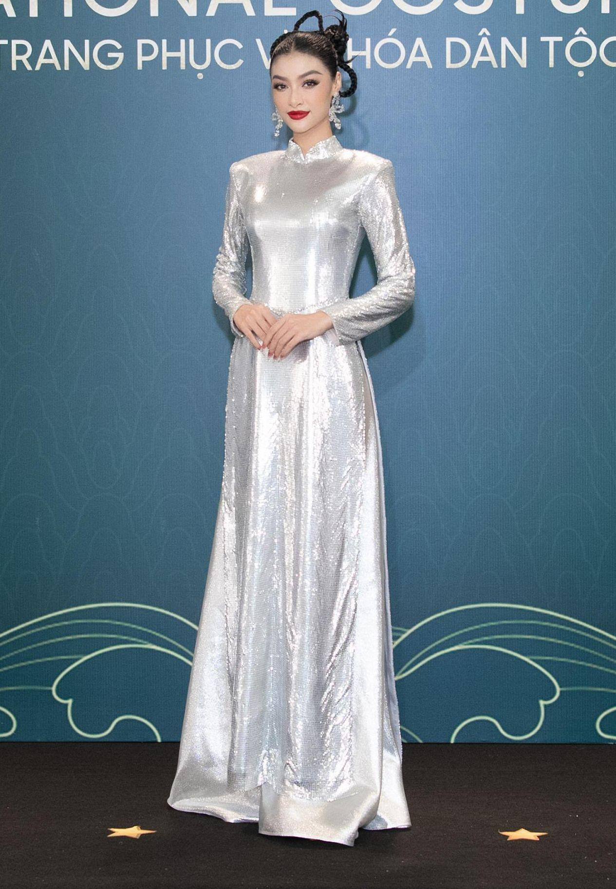 Diện tone xám, Á hậu Kiều Loan nổi bật ở thảm đỏ với áo dài truyền thống. Hàng loạt chi tiết đính kết tỉ mỉ đã giúp Kiều Loan tỏa sáng tại thảm đỏ.