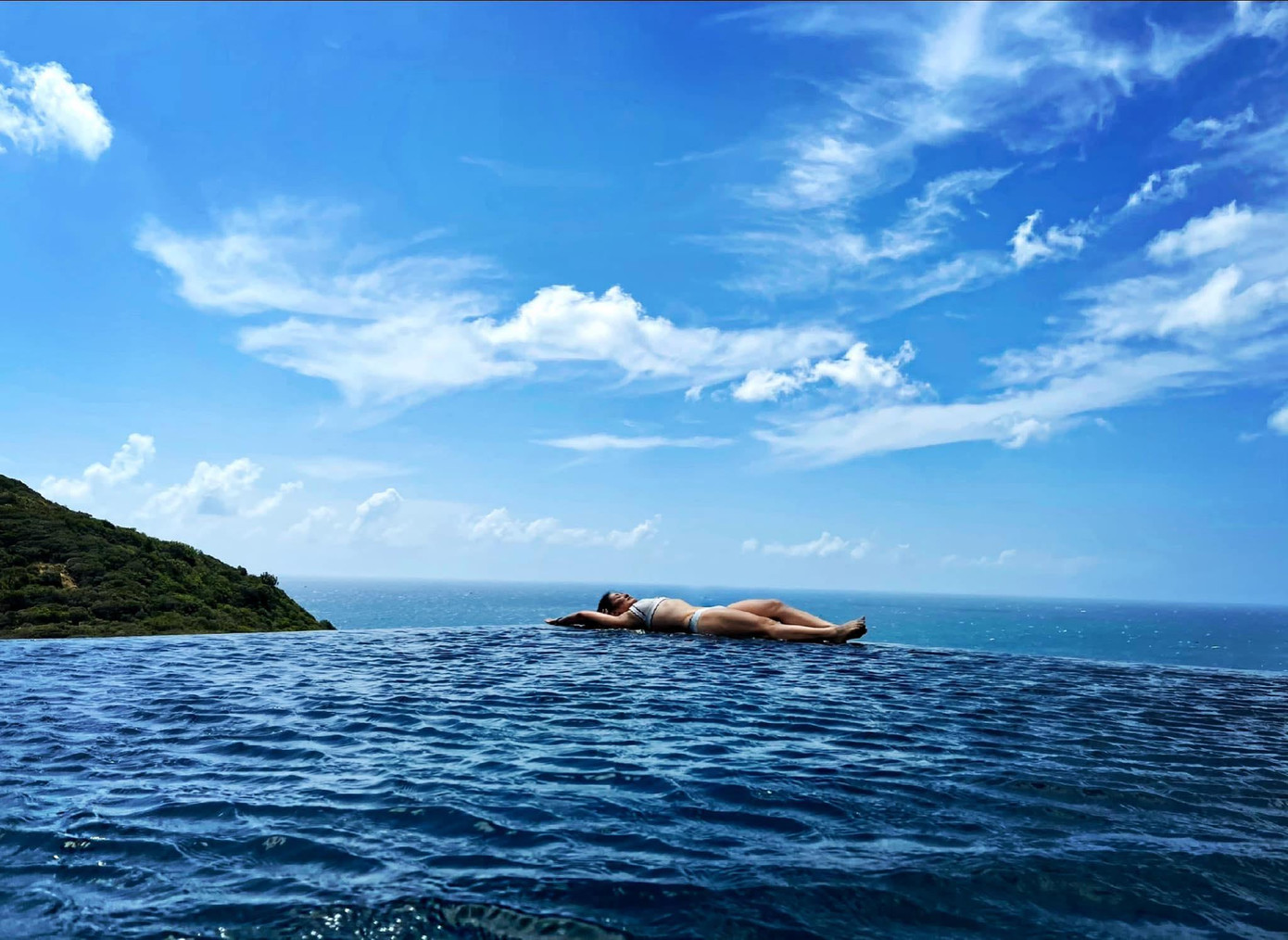 Cô được đánh giá là một trong những nghệ sĩ vừa tích cực hoạt động nghệ thuật vừa biết hưởng thụ cuộc sống một cách đích thực.