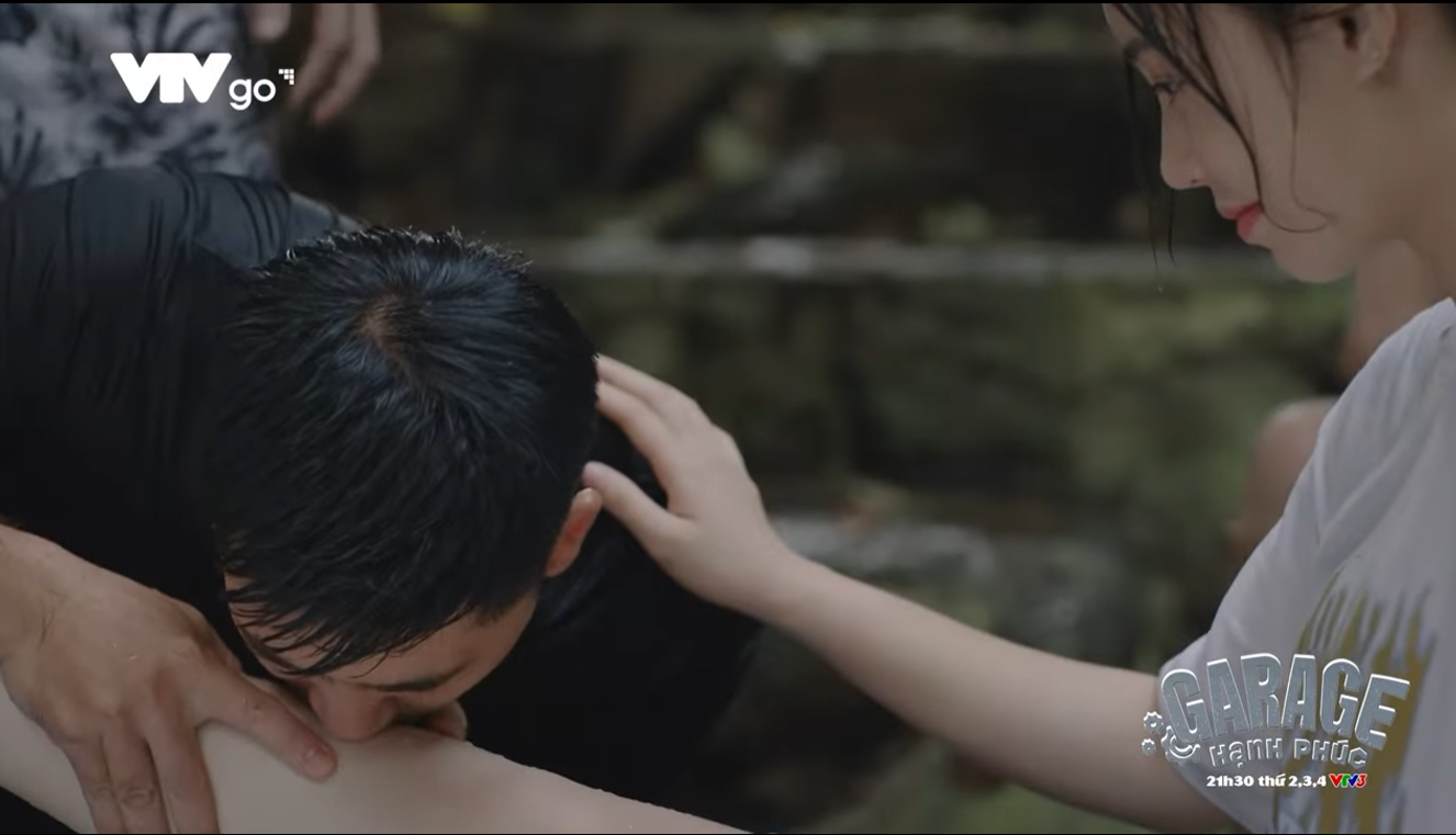 Cảnh nhân vật Khải hút máu ở vết rắn cắn gây tranh cãi.