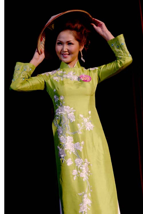 thiếu nữ Mông Cổ Ganbaatar Bolor Tsetseg không kém phần duyên dáng trong tà áo dài và vành nón Việt Nam 